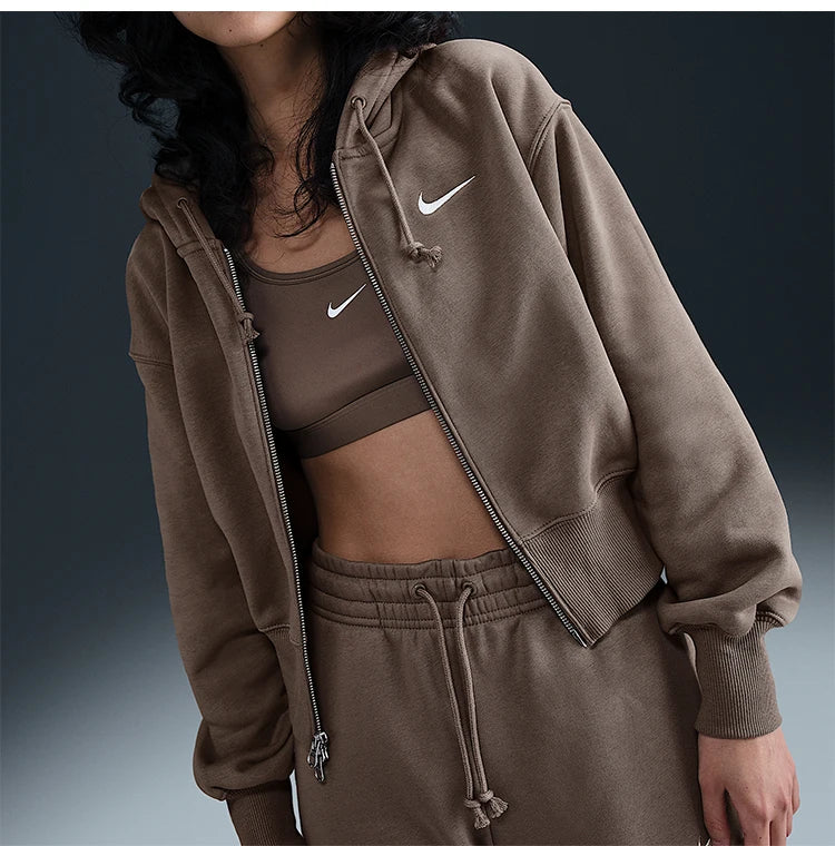 Authentic and original Nike women's jacket for autumn/winter.