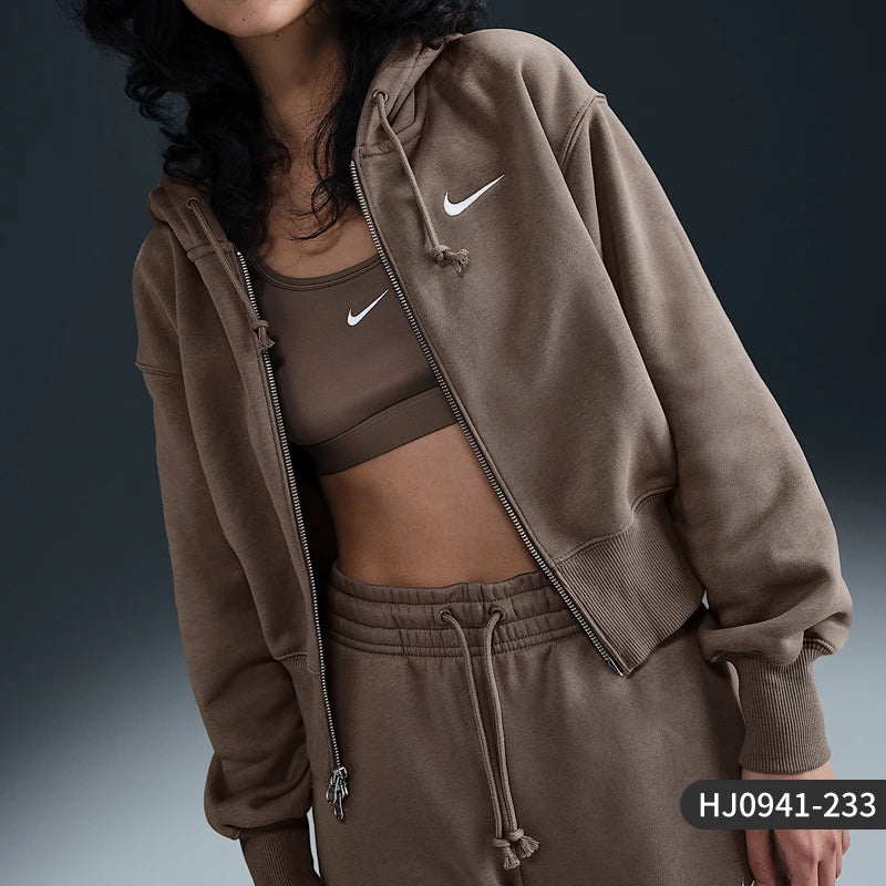 Authentic and original Nike women's jacket for autumn/winter.