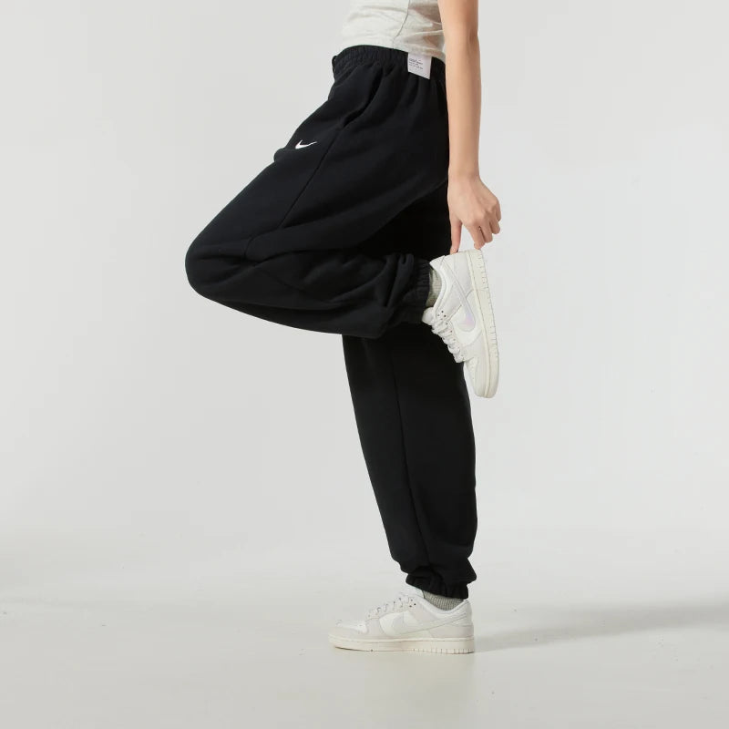 Nike women's athletic pants, ideal for outdoor activities, workouts, and physical exercise. Lined with fleece, warm, and with knit cuffs.