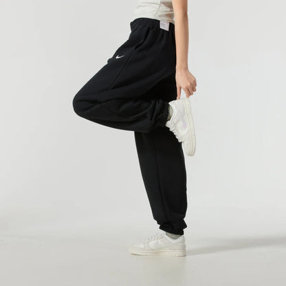 Nike women's athletic pants, ideal for outdoor activities, workouts, and physical exercise. Lined with fleece, warm, and with knit cuffs.