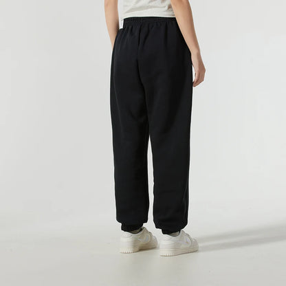 Nike women's athletic pants, ideal for outdoor activities, workouts, and physical exercise. Lined with fleece, warm, and with knit cuffs.